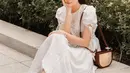Penyanyi sekaligus model yang berusia 24 tahun ini tampil bak idol korea dengan pakaian serba putih. Rambutnya yang lurus menggunakan jepit rambut membuatnya tampak makin manis. Tas kecil berwarna cokelat melengkapi penampilan manisnya. (Liputan6.com/IG/@pattdevdex)