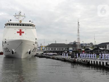 KRI dr. Radjiman Wedyodiningrat-992 milik TNI AL mengirim bantuan kemanusiaan untuk Palestina di Jakarta, Kamis (18/1/2024). Menteri Pertahanan Prabowo Subianto melepas langsung keberangkatan KRI dr. Radjiman Wedyodiningrat-992. (merdeka.com/Imam Buhori)