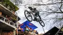 Pebalap sepeda Brasil, Lucas Borba memacu sepedanya pada ajang MTB Red Bull Medellín Cerro Abajo Urban Downhill, di perkampungan padat penduduk "La comuna 13", Medellin, Kolombia, pada 4 Maret 2023. (AFP/Freddy Builes)