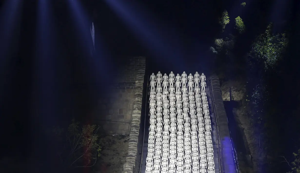 Ratusan Stormtrooper berjejer rapi di jalanan Tembok Besar Cina, Selasa (20/10/2015).  Film Star wars yang berjudul "The Force Awakens" akan segera ditayangkan di Bioskop - bioskop pada akhir tahun ini. (REUTERS/Jason Lee)
