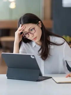 Ilustrasi seseorang yang memiliki beban pikiran /copyright shutterstock