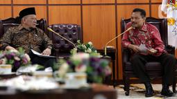 Ketua DPD La Nyalla Mattalitti (kiri) berbincang dengan Ketua PP Forum Staf Ahli Kepala Daerah (Forskada) se-Indonesia Tegoeh Winarno di Gedung Nusantara III, Jakarta, Rabu (9/10/2019). Forskada meminta Ketua DPD agar lebih memperhatikan staf ahli di berbagai daerah. (Liputan6.com/JohanTallo)