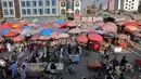 Suasana Pasar Kota Tua Kabul, Afghanistan, Minggu (8/9/2019). Di sini dan hampir seluruh pasar di Afghanistan, mereka yang melakukan aktivitas jual beli adalah para pria. (AP Photo/Ebrahim Noroozi)