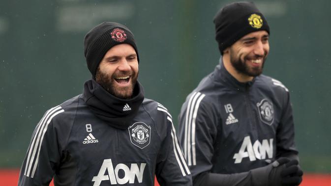 Gelandang Manchester United, Juan Mata (kiri) dan Bruno Fernandes saat mengikuti sesi latihan tim di Manchester, Inggris, Rabu (19/2/2020). MU akan bertanding melawan wakil Belgia, Club Brugge pada leg pertama babak 32 besar Liga Europa di Jan Breydel Stadion. (Simon Cooper/PA via AP)