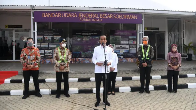 Presiden Joko Widodo saat meninjau Bandara Jenderal Besar Soedirman, Purbalingga, Jumat (11/6/2021)