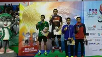 Jonatan Christie membalas kekalahan dari Wahyu Yuli Prasetyo dengan merebut medali emas nomor tunggal putra di PON 2016. (Bola.com/Yus Mei Sawitri)