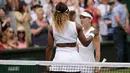 Petenis Simona Halep (kanan) berbincang dengan Serena Williams usai mengalahkannya dalam pertandingan final tunggal putri Wimbledon 2019 di London, Inggris, Sabtu(13/7/2019). Petenis Rumania itu mengalahkan jagoan Amerika Serikat dua set langsung, 6-2 dan 6-2. (AP Photo/Tim Ireland)