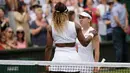Petenis Simona Halep (kanan) berbincang dengan Serena Williams usai mengalahkannya dalam pertandingan final tunggal putri Wimbledon 2019 di London, Inggris, Sabtu(13/7/2019). Petenis Rumania itu mengalahkan jagoan Amerika Serikat dua set langsung, 6-2 dan 6-2. (AP Photo/Tim Ireland)