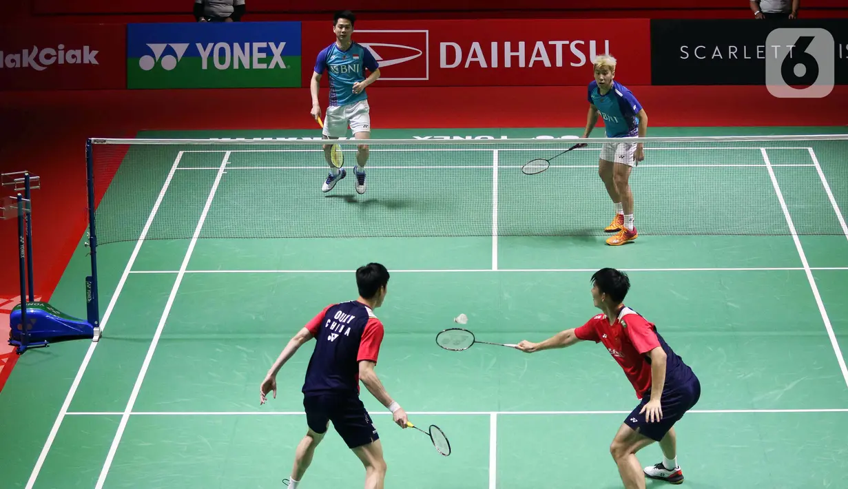 Pebulu tangkis ganda putra Indonesia Kevin Sanjaya/Marcus Gideon (atas) saat melawan pebulu tangkis ganda putra China Liu Yu Chen/Ou Xuan Yi pada babak 16 besar turnamen Daihatsu Indonesia Masters 2023 di Istora Senayan, Jakarta, Kamis (26/1/2023). The Minions gagal lolos ke babak selanjutnya karena memutuskan untuk mundur atau retired pada set ketiga akibat cedera yang dialami Marcus Gideon saat ganda China unggul dengan skor 19 - 21, 21-8, dan 11-6. (Liputa6.com/Herman Zakharia)