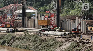 Alat Konstruksi di lokasi pembangunan saringan sampah di Kali Ciliwung pada segmen TB Simatupang di perbatasan Pasar Rebo, Jakarta, Rabu (12/10/2022). Pemerintah Provinsi DKI Jakarta tengah membangun saringan sampah Kali Ciliwung yang berada di aliran Kali Ciliwung segmen TB Simatupang, Jagakarsa, Jakarta Selatan. (Liputan6.com/Faizal Fanani)