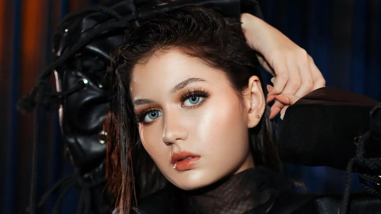 Gaya Pemotretan Zoe Abbas Jackson dalam Berbagai Tema, Memukau