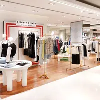 Brand fashion langganan Meghan Markle hingga Beyonce, alice + Olivia by Stacey Bendet, membuka gerai shop in shop pertamanya di Jakarta. [Dok/Map Fashion]