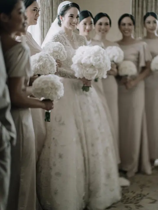 Gaun pengantin bak putri kerajaan Eropa menjadi pilihan Chelsea Islan saat menikah [@iluminen]