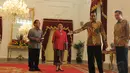 Menlu RI Retno Marsudi (kedua kiri) turut mendampingi Presiden Jokowi saat menerima Menlu Republik Rakyat China di Istana Merdeka, Jakarta, Senin (3/11/2014). (Liputan6.com/Herman Zakharia)