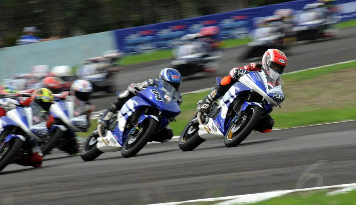 Pembalap Indonesia berjaya di ajang Yamaha ASEAN Cup Race (YACR) yang dihelat di Sirkuit Sentul, Bogor (7/12/2014). (Liputan6.com/Helmi Fithriansyah)