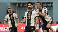 Pemain Timnas Jerman, Ilkay Gundogan (tengah) melakukan selebrasi usai mencetak gol lewat eksekusi penalti ke gawang Timnas Jepang dalam laga matchday pertama Grup E Piala Dunia 2022 di Khalifa International Stadium, Doha, Qatar, Rabu (23/11/2022) malam WIB. (AP/Luca Bruno)
&nbsp;