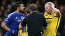 Diego Costa terlihat bersitegang dengan pemain Scunthorpe United, Neal Bishop saat pertandingan putaran ke tiga piala FA di Stamford Bridge di London pada 10 Januari 2016. (AFP Photo /Ellis)