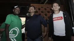 Legenda sepakbola Indonesia, Alexander Pulalo saat bertemu dengan Indra Sjafri dan Egy Maulana, di Yogyakarta, Rabu (18/7/2018). Momen spesial tersebut terjadi jelang rangkaian acara pawai obor Asian Games 2018. (Bola.com/M Iqbal Ichsan)