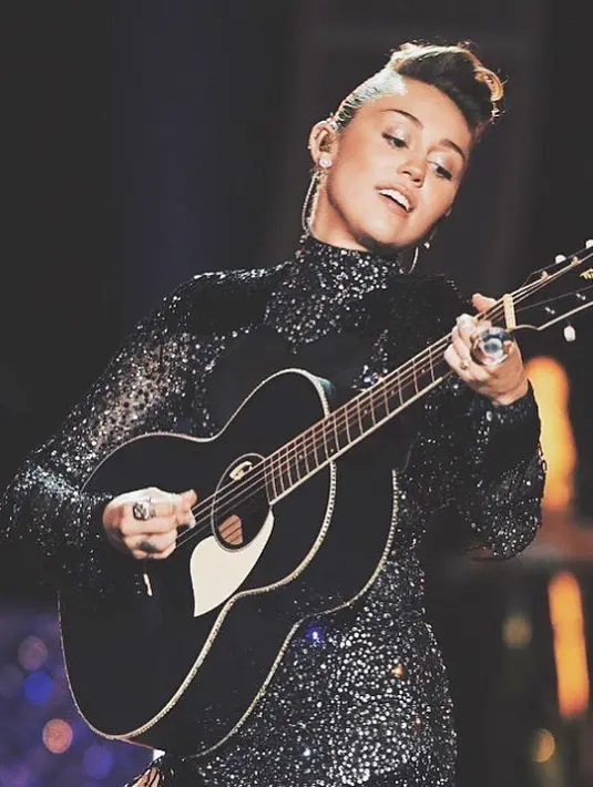 "Kamu menyukai Miley karena dia sangat kreatif!" ujar Elsa seperti yang dilansir dari Entertainment Tonight. (instagram/mileycyrus)