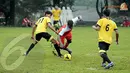 Patrick Dimbala (tengah) dijegal di kotak terlarang oleh pemain Urakan FC saat mencoba masuk ke jantung pertahanan Urakan FC (Liputan6.com/Helmi Fithriansyah).