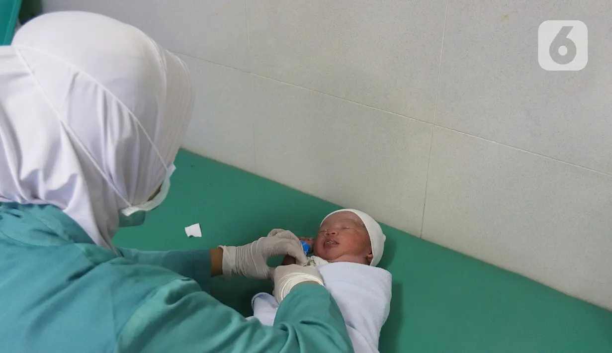 Perawat merawat bayi yang baru lahir di Rumah Sakit Ibu dan Anak Tambak, Jakarta, Kamis (20/2/2020). Bayi laki-laki yang belum diberi nama dari pasangan Khaidah Nurmayanti dan Agus Suseno itu lahir pada tanggal 20 bulan 02 tahun 2020 atau 20-02-2020. (Liputan6.com/Herman Zakharia)
