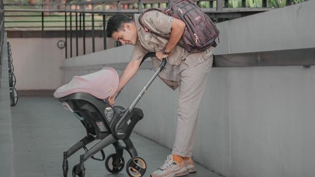 Resmi Jadi Orang Tua, Ini 6 Potret Rizky Alatas dan Adzana Momong Anak