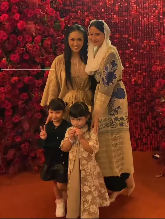 Wakil Menteri Dyah Roro Esti hadir memadukan kerudung putih  dengan tunik motif bunga biru dan bawahan celana hitam. [@dyahroroestiwp]