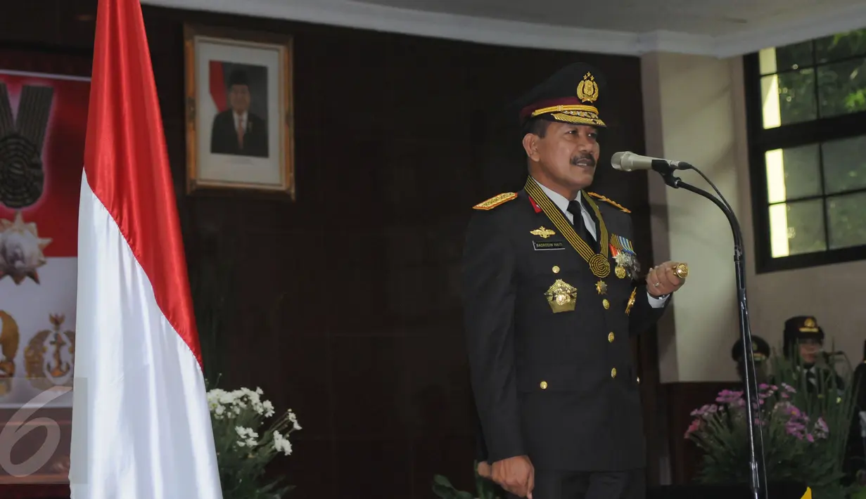Kapolri Jenderal Pol Badrodin Haiti bersiap memberikan ucapan selamat kepada Panglima TNI dan Kepala Staff Angkatan usai penganugerahan Bintang Bhayangkara Utama di Mabes Polri Jakarta, Senin (16/5/2016). (Liputan6.com/Helmi Fithriansyah)