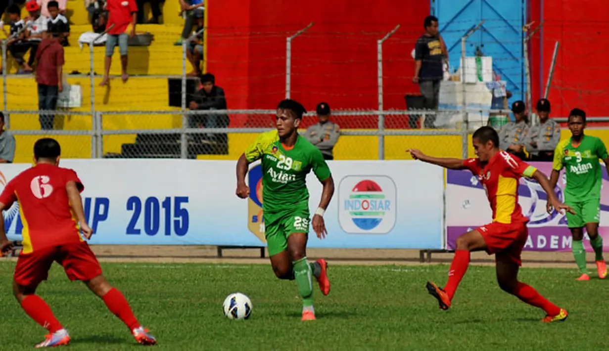 Penyerang Persebaya, David Balla (kedua dari kiri) berusaha melewati kawalan dua pemain Semen Padang pada laga SCM Cup 2015 di Stadion Haji Agus Salim, Padang, Sumbar, Sabtu (17/1/2015). Persebaya unggul 1-0 atas Semen Padang. (Liputan6.com/Johan Tallo)
