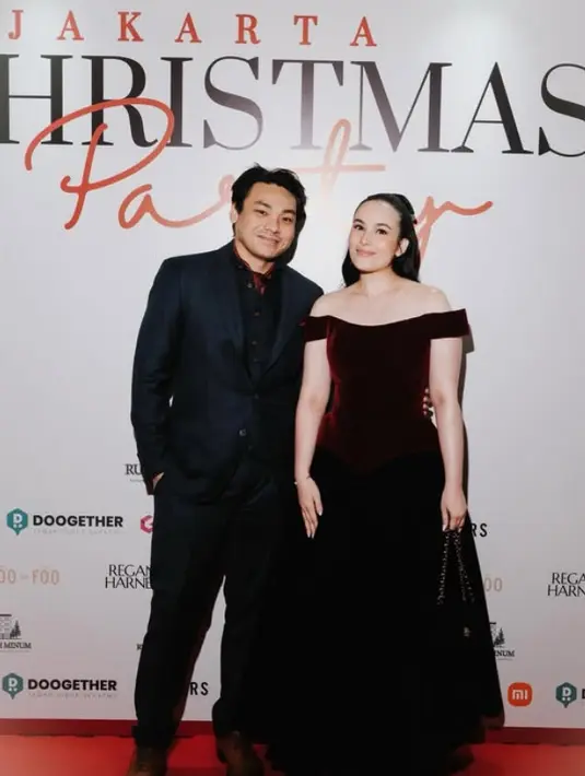 Chelsea Islan tampil mengenakan long dress maroon model off shoulder. Ia memadukannya dengan wedges hitam sambil membawa tas hitam Chanel. [@chelseaislan]