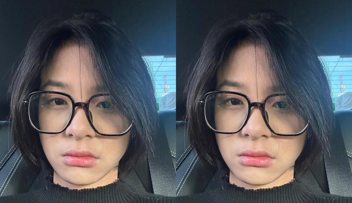 Zee JKT48 berhasil mengejutkan para fansnya. Ya, penampilan Zee terbaru dengan rambut bondol sukses curi perhatian. Zee memotong rambutnya pendek karena tuntutan peran sebagai pemeran Ancika di film Ancika 1995 sekuel dari Dilan Milea. (Liputan6.com/IG/jkt48.zee)