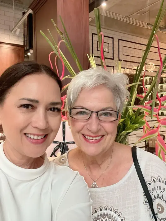 Tidak hanya bertemu dengan anak-anak dan cucu, Ibu Ira Wibowo juga ketemu dengan sahabatnya. [Instagram/irawbw]