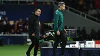 Pelatih Barcelona, Xavi, melakukan protes kepada wasit saat melawan Paris Saint-Germain pada duel leg kedua perempat final Liga Champions 2023/2024 Stadion Olimpic Lluis Companys, Rabu (17/4/2024).  Barca takluk dengan skor 1-4. (AFP/Franck Fife)