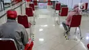 Pendonor sukarela menunggu  mendonorkan darahnya melalui UTD PMI DKI, Jakarta, Kamis (30/4/2020). PMI menyatakan selama penerapan "physical distance" untuk menekan penyebaran COVID-19, jumlah pendonor sukarela berkisar 100 sampai 200 orang per hari atau turun 90 persen. (Liputan6.com/Faizal Fanani)