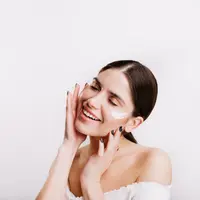 Tampil menawan di usia matang bukanlah sebuah kemustahilan jika tau rangkaian dan kandungan skincare apa saja yang diperlukan untuk kulit wajah (Foto: Lookstudio/Freepik)