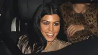 Kourtney Kardashian tampil menggunakan pakaian seksi untuk menghadiri acara keagamaan di Gereja. 