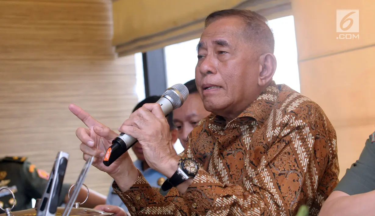 Menteri Pertahanan, Ryamizard Ryacudu saat memberi keterangan di Jakarta, Senin (14/5). Pihak Kemenhan telah menyiapkan dua strategi menanggapi gugatan Avanti Communications, yakni melalui jalur nonlitigasi dan litigasi. (Liputan6.com/Helmi Fithriansyah)
