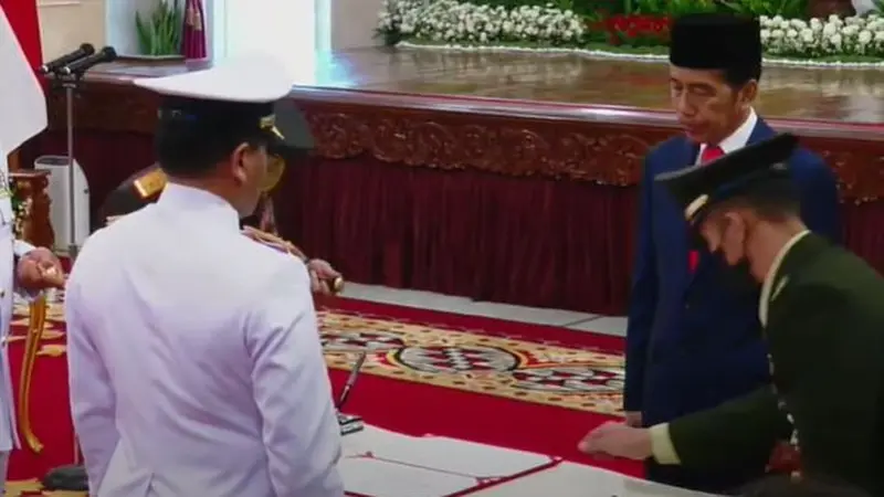 Presiden Joko Widodo atau Jokowi resmi melantik Panglima Komando Gabungan Wilayah Pertahanan (Pangkogabwilhan) I Laksamana Madya (Laksdya) Muhammad Ali menjadi Kepala Staf Angkatan Laut (KSAL).