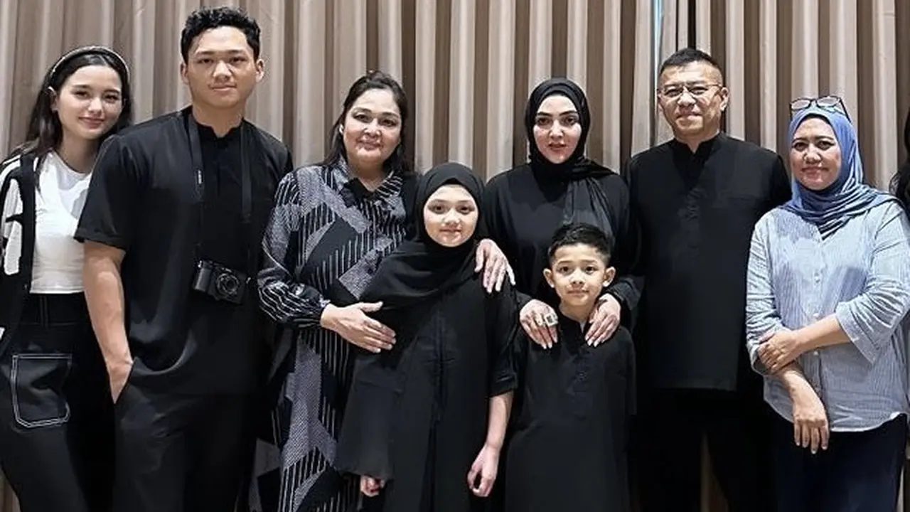 Sarah Menzel Ketika Antar Kekasihnya Azriel Hermansyah Umrah