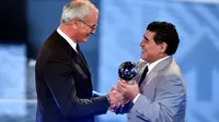 Manajer Leicester City Claudio Ranieri (kiri) meraih penghargaan The Best FIFA Men's Coach atau pelatih terbaik 2016 di Zurich, Senin (9/1/2017). (AFP/Fabrice Coffrini)