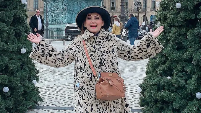 FOTO: Gaya Kasual Nia Daniaty, Tetap Terlihat Awet Muda