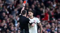 Pemain Fulham, Aleksandar Mitrovic, diusir wasit saat menghadapi MU pada perempat final Piala FA, Senin (20/3/2023). (Dok. FA Cup)
