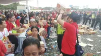 Ribuan warga menyambangi Monas dalam kegiatan bagi-bagi sembako (Liputan6.com/ Ady Anugrahadi)