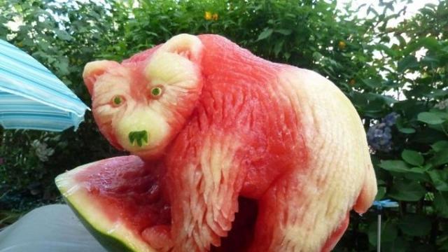 6 Kreasi Seni Ukir Semangka Bentuk Hewan Buas Ini Unik Banget