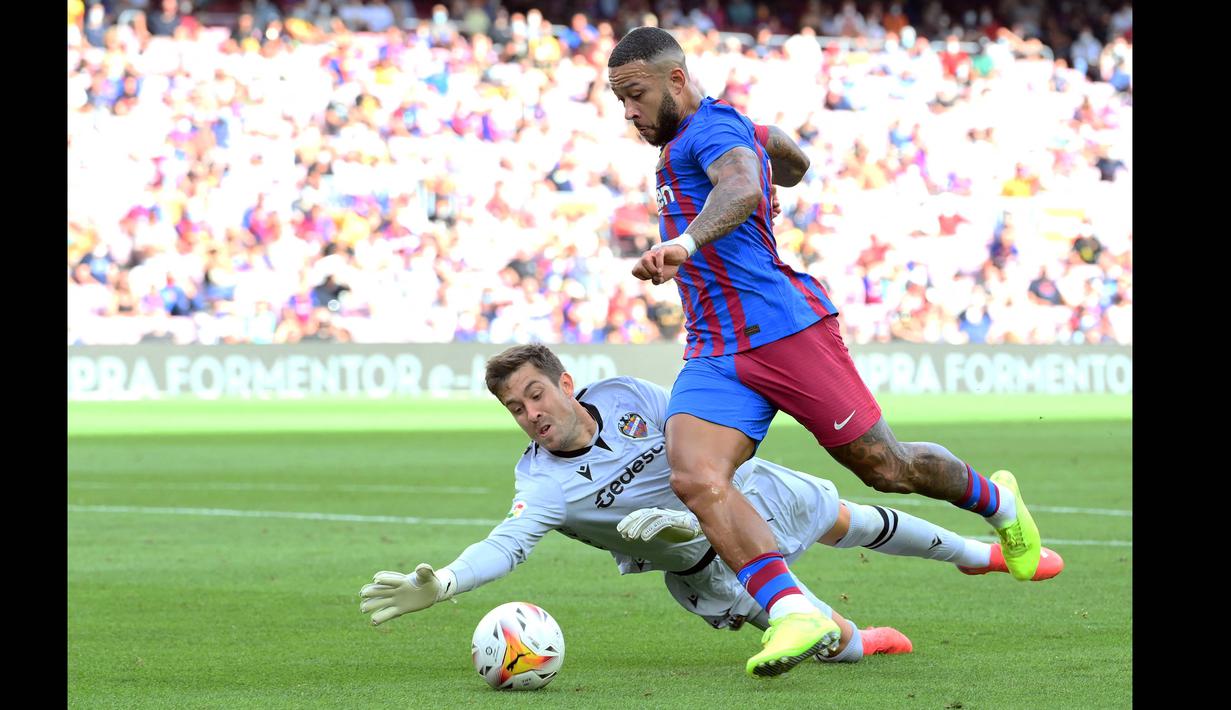 Kemenangan 3-0 Barcelona jtak lepas dari andil Memphis Depay yang berkali-kali mengancam gawang Levante. pada menit keenam Barcelona mendapatkan penalti. Memphis Depay yang menjadi algojo sukses membobol gawang Levante. (AFP/Lluis Gene)
