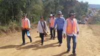 Menteri BUMN Rini Soemarno meninjau lokasi pabrik kereta api.
