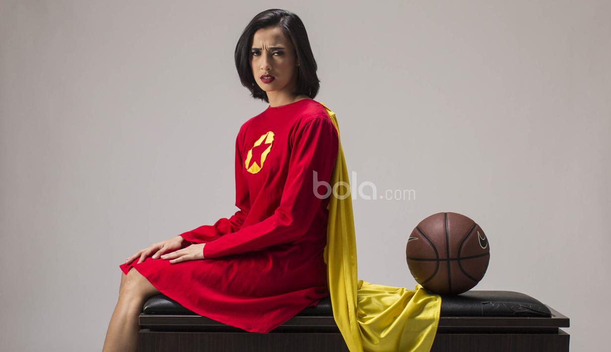 Pebasket Merpati Bali, Helena Tumbelaka, melakukan sesi foto dalam rangka menyambut hari ulang tahun Bola.com yang kedua di Studio Bola.com, Jakarta, Minggu (2/4/2017). (Bola.com/M Iqbal Ichsan)