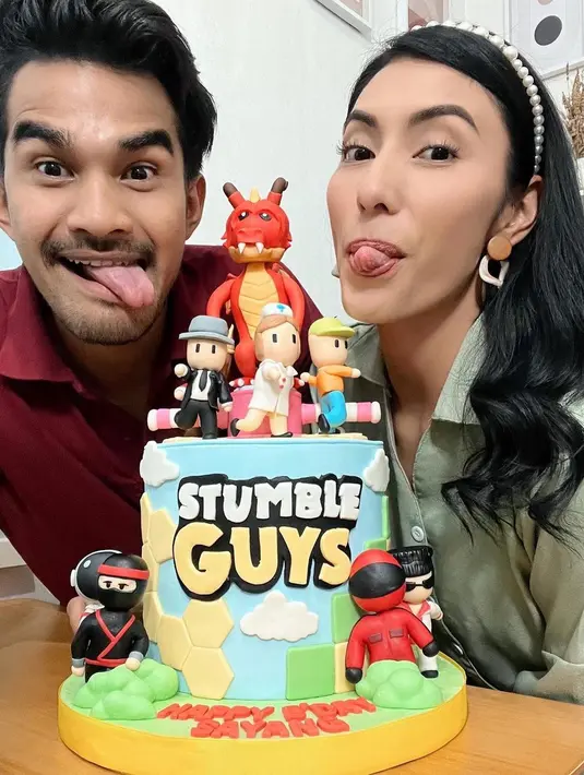 <p>Tengku Tezi dan Tyas Mirasih kompak menjulurkan lidah ke arah kamera. (Foto: Instagram/ tyasmirasih)</p>
