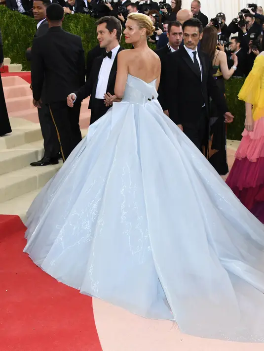 "Moleknya busana couture dan teknologi serat fiber," tutur Zac Posen. (Bintang.com/AFP)