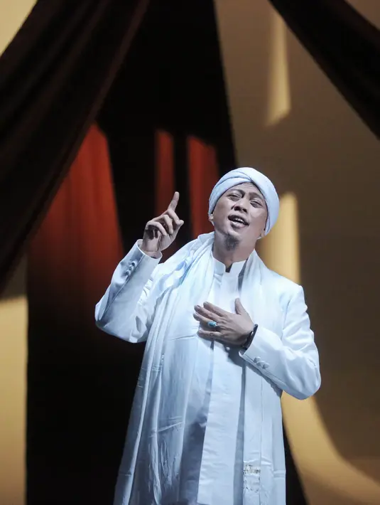 Penyanyi bernama lengkap Aunur Rofiq Lil Firdaus ini sangat serius dalam proses musik dan visualnya. “Lagu Tombo Ati ini diaransemen ulang dengan lebih kompleks, musiknya jadi lebih warm, ada orkestra dan tradisional,” ujar Opick.[Foto; Bambang E.Ros/Fimela.com]